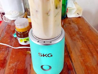 5、冬喝暖饮夏吃冰～巨好喝的抹茶牛油果香蕉奶昔,倒扣到打汁机上，旋转至严实位置！