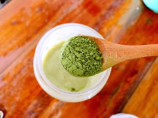 7、冬喝暖饮夏吃冰～巨好喝的抹茶牛油果香蕉奶昔,取下料理杯，再加入一小勺抹茶粉！