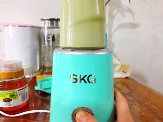 8、冬喝暖饮夏吃冰～巨好喝的抹茶牛油果香蕉奶昔,倒扣，拧紧，再一分钟！