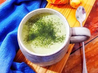 10、冬喝暖饮夏吃冰～巨好喝的抹茶牛油果香蕉奶昔,倒入你喜欢的杯子，筛上少许抹茶粉，完成！