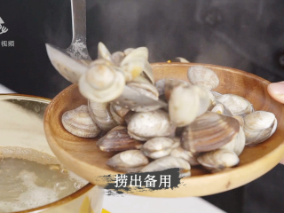 7、白贝豆腐萝卜汤，夏季消暑滋补必备 ,捞出备用