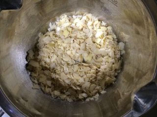 1、可可杏仁饼干,杏仁片被压成小块。