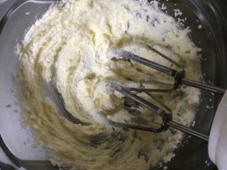 4、可可杏仁饼干,将软化的黄油和砂糖加入碗中并混合。