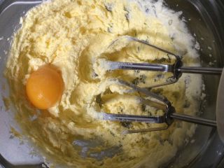 5、可可杏仁饼干,一个一个地加入蛋黄并混合。