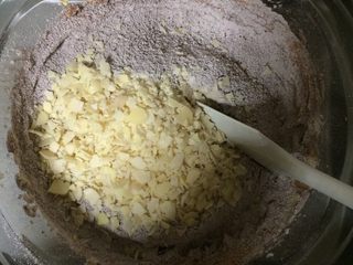 7、可可杏仁饼干,加入混合好的粉类，杏仁片