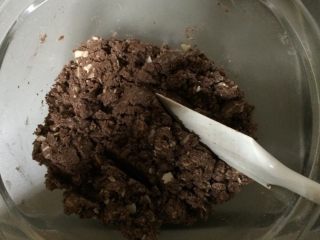 8、可可杏仁饼干,先用刮刀拌匀