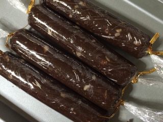 11、可可杏仁饼干,用保鲜膜包起来，两头固定