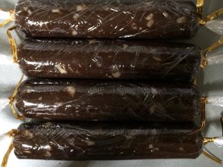 12、可可杏仁饼干,将其冷冻约两个小时。（也可以冷藏，请冷却3-4个小时）