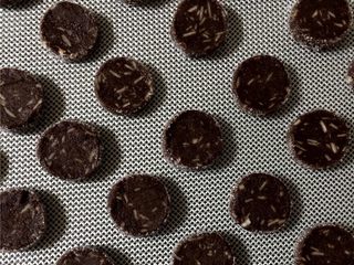 14、可可杏仁饼干,把它切成你最喜欢的尺寸。（如果形状倒塌请手工准备）开始加热到180℃的烤箱。