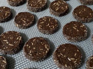 16、可可杏仁饼干,在180°C的烤箱中烤20分钟左右。（每个家庭的温度不同）