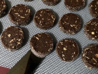 17、可可杏仁饼干,等到它冷却下来，如果你烤。（第二次烘烤时，先用冷水冲洗顶板，降低温度，然后放上面团）