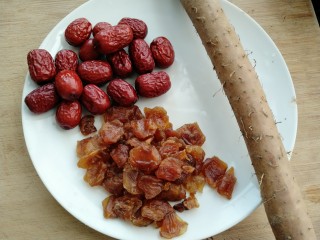 2、荔枝红枣山药枸杞粥,准备荔枝干，红枣，铁棍山药