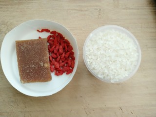 3、荔枝红枣山药枸杞粥,准备大米，红片糖，枸杞