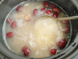 11、荔枝红枣山药枸杞粥,再把铁棍山药放进去继续煲二十五分钟