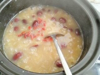 14、荔枝红枣山药枸杞粥,放入枸杞煮两分钟搅拌均匀即可