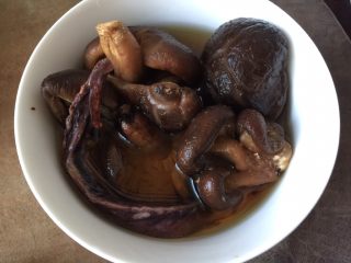 1、潮汕肠粉,香菇和章鱼足先泡发