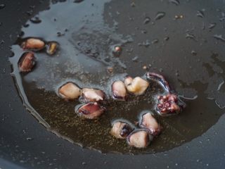 9、潮汕肠粉,再放入章鱼足煸香，然后滤去油份后备用