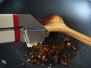 12、潮汕肠粉,压入蒜泥