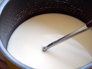 19、潮汕肠粉,生粉、粘米粉加入适量清水调成肠粉浆