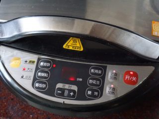 22、潮汕肠粉,盖上电饼铛，按小火键，上下盘加热