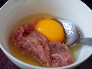 23、潮汕肠粉,去适量肉末加入一个鸡蛋