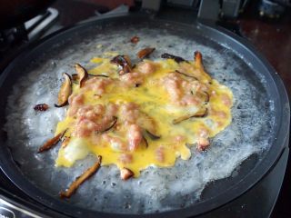 26、潮汕肠粉,加入鸡蛋肉末盖上锅盖焖一会