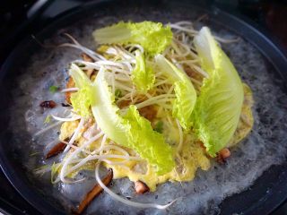 28、潮汕肠粉,再加入豆芽和生菜