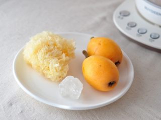 1、枇杷银耳润肺汤,准备好所需要食材，银耳一朵约10克左右