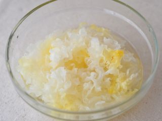 2、枇杷银耳润肺汤,银耳提前用冷水或30度以下温水泡发约1-2小时左右。