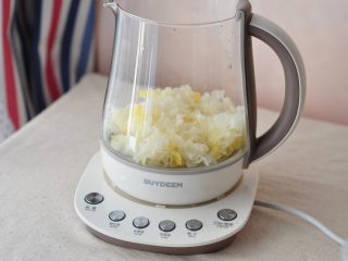3、枇杷银耳润肺汤,泡发好的银耳去根，撕成小朵，沥干水分放入养生壶中