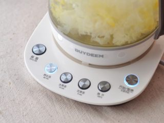 4、枇杷银耳润肺汤,养生壶中加水至1200ML左右，开启北鼎养生壶的养生汤功能（先煮沸，按预设好的养生程序煮60分钟）