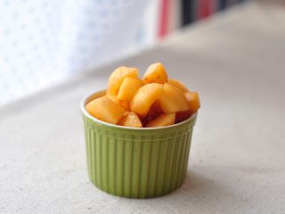 5、枇杷银耳润肺汤,枇杷果洗净，去皮去核，切成小块备用