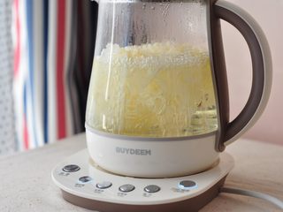6、枇杷银耳润肺汤,煮约40分钟左右时加入切好的枇杷果和冰糖
