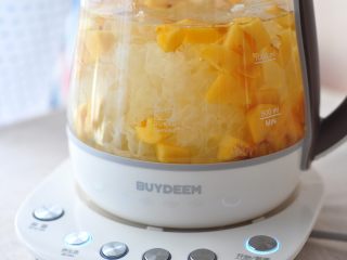 7、枇杷银耳润肺汤,继续煮至自动断电即可食用