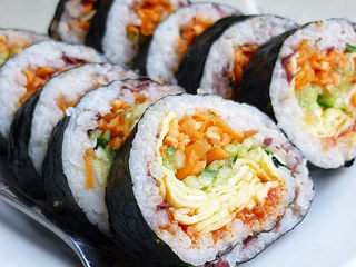 5、家庭版紫菜包饭,卷好的寿司切好即可，如不好切，刀片上涂点水，锯着切，