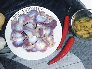 1、爆炒双椒鸭珍,食材准备： 鸭珍5-10个 泡椒1包 红辣椒2根 料酒/蚝油/生姜/大蒜/食盐/鸡精适量