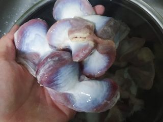 2、爆炒双椒鸭珍,食材处理：鸭珍泡水 后去除表面的油脂 然后用盐反复搓洗 （市场买回来的鸭珍不像超市购买的处理的都很干净 用盐搓洗是因为我觉得很腥 用盐搓洗效果可能会更好）