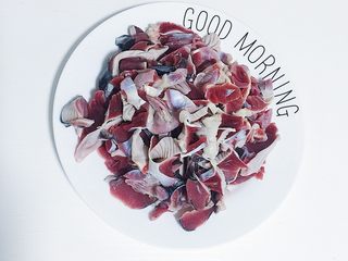 3、爆炒双椒鸭珍,鸭珍切成薄片备用