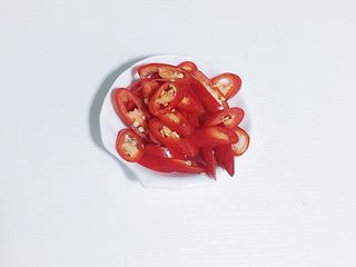 5、爆炒双椒鸭珍,红辣椒切碎