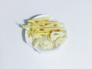 6、爆炒双椒鸭珍,生姜切丝大蒜切片