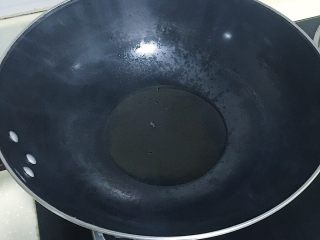 7、爆炒双椒鸭珍,油锅烧热