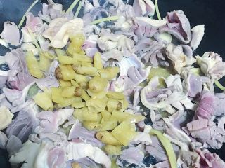 11、爆炒双椒鸭珍,倒入泡椒