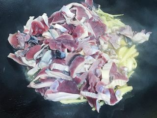 9、爆炒双椒鸭珍,下切好的鸭珍