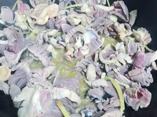 10、爆炒双椒鸭珍,快速翻炒至变色