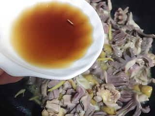 12、爆炒双椒鸭珍,适量的料酒（去腥）