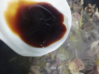 13、爆炒双椒鸭珍,蚝油适量（提鲜 如果没有蚝油的话可以用白糖代替）