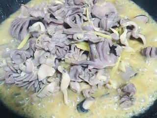 14、爆炒双椒鸭珍,调味料混合均匀后盖上锅盖焖煮两三分钟（鸭珍煮后会肉质回缩出汤汁 ）