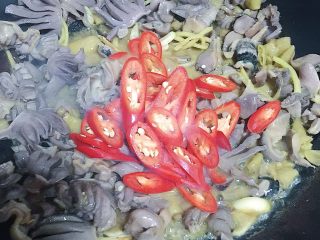 15、爆炒双椒鸭珍,最后倒入红辣椒