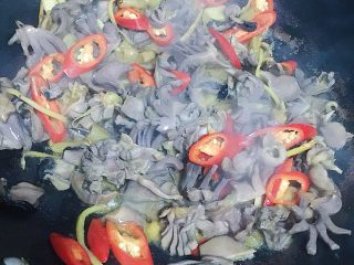 16、爆炒双椒鸭珍,翻炒均匀后根据自己的口味调入适量食盐和鸡精即可（泡椒水很咸 所以酌情添加）