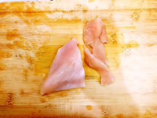 2、酸酸甜甜就是我（茄汁白玉菇鸡胸肉炒年糕）,鸡胸肉洗干净，如图所示，切成薄片！